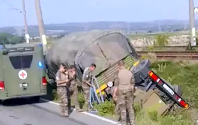 Vehicul militar NATO, răsturnat într-un șanț, lângă Onești. Nu sunt victime