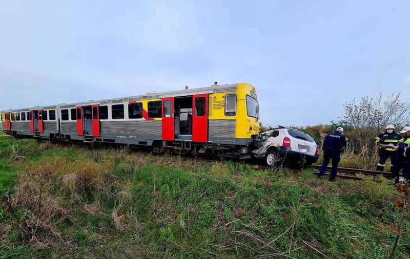 Un bărbat din Timișoara a murit după ce mașina sa a fost spulberată de un tren cu 30 de pasageri