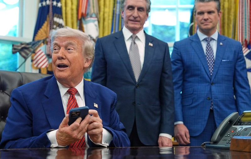 Istoria ascunsă a telefonului lui Trump: legături directe, confidențialitate ignorată și bucuria Chinei