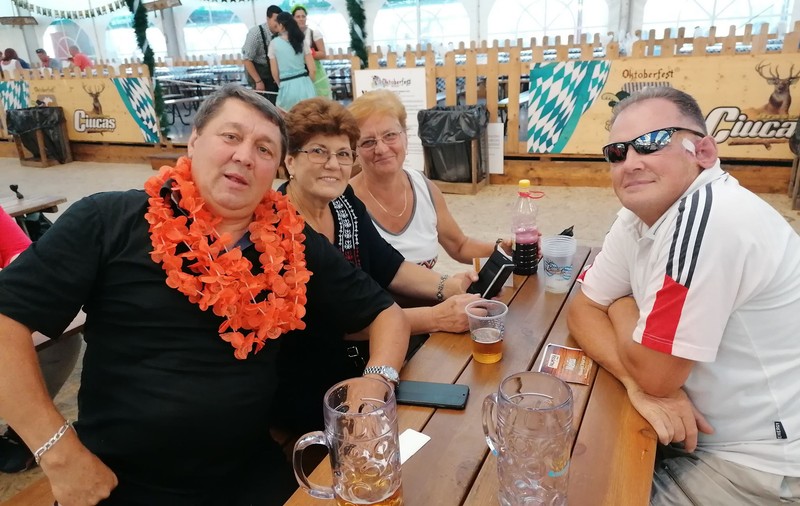 „Bătaie” pe distracție la Oktoberfest Brașov. Deși prețurile nu sunt mici, sărbătoarea berii adună sute de mii de oameni. „Vin în fiecare an. N-am lipsit de la nici o ediție”