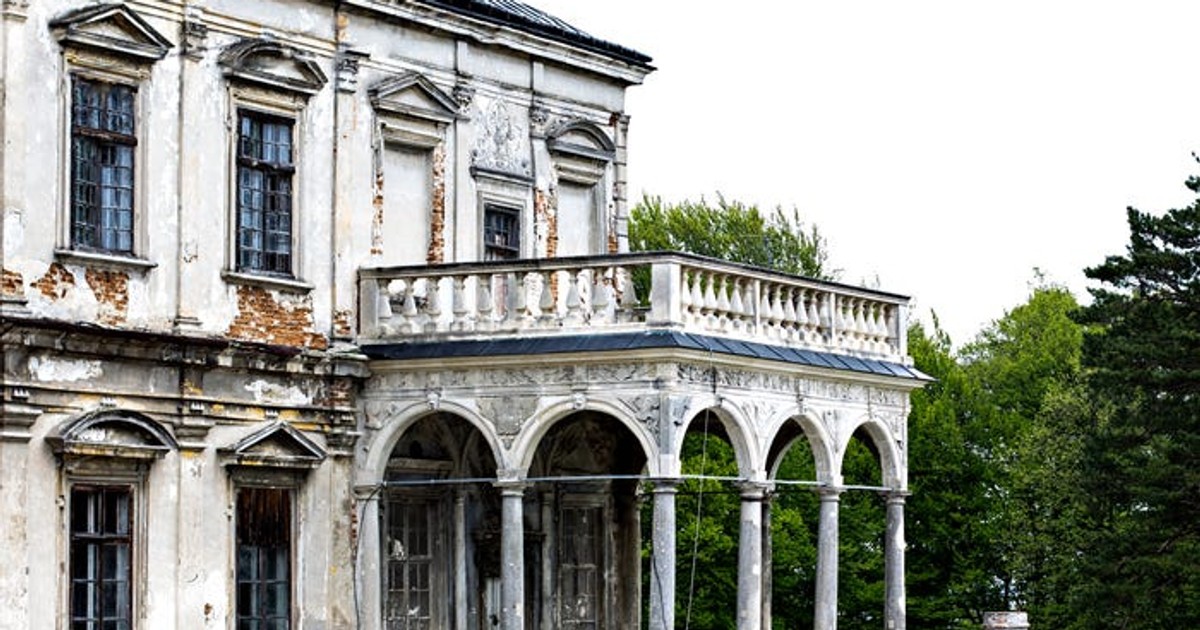 Valorează milioane de euro, dar au fost lăsate de izbeliște! Zece conace de poveste care au ajuns ruine FOTO: Shutterstock/Julia Lototskaya