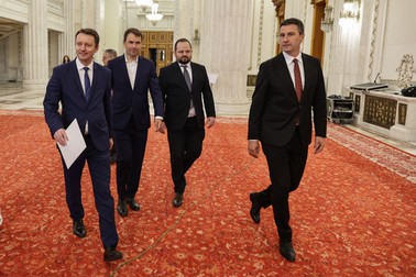 Siegfried Mureșan a fost însoțit de Cătălin Drulă și de Tanczos Barna Sursa foto: Vlad Chirea/Libertatea