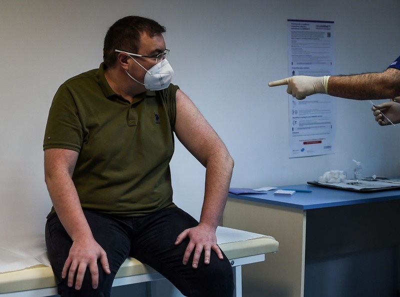 Kostadin Angelov, ministrul Sănătății, primul bulgar care a primit vaccinul COVID FOTO: EPA