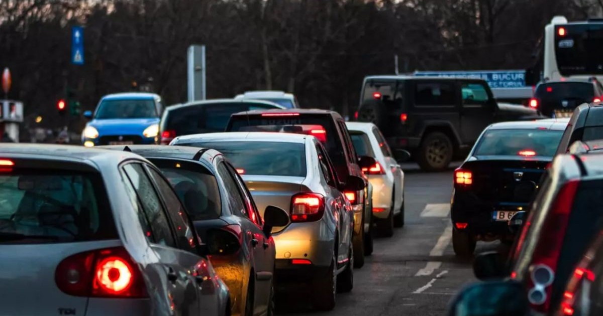 Mașini în trafic în București. Traficul este infernal, este formată o coadă imensă de mașini