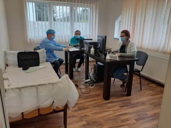 Medicul de familie Cătălin Nuță (centru) coordonează activitatea Centrului de vaccinare Izvoru - Argeș. Comuna este în „verde”, are un indice de infectare cu coronavirus de 0,47 la mia de locuitori FOTO: Libertatea