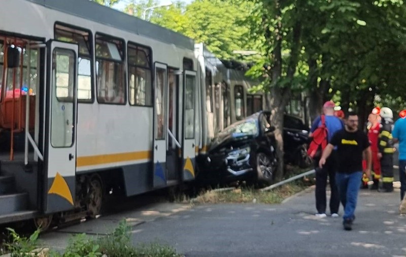 Mașină strivită în București, după ce un tramvai a lovit-o în plin. Linia 25 este blocată
