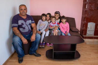 Mai 2020: Familia Mocanu, în sufrageria noii locuințe