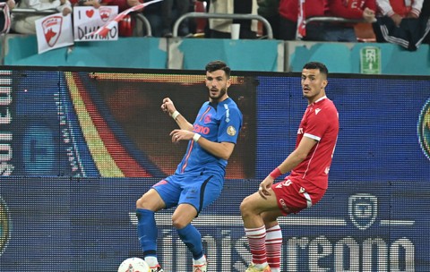 Mihai Popescu si Selmani Astrit in meciul de fotbal dintre Dinamo Bucuresti si FCSB, contand pentru Cupa Romaniei, desfa
