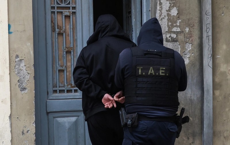 Româncă împușcată în cap de iubitul ei albanez, în Creta. „Ne jucam cu pistolul”, spune bărbatul acuzat de crimă