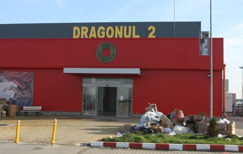 Poliţişti prinşi în timp ce cereau bani în Dragonul Roşu
