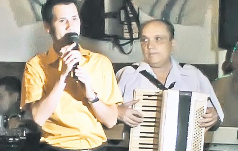 Ghici cine a asigurat bună dispoziţia la botezul lui Darius, fiul lui Dragoș Dolănescu?
