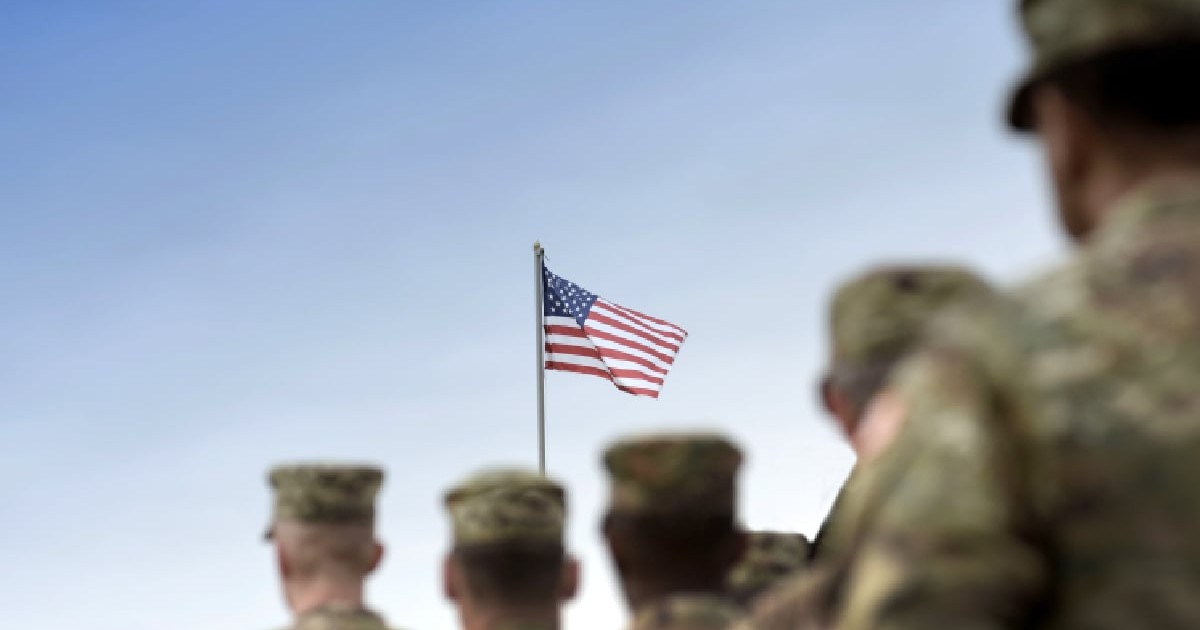 Mai mulți soldați americani. în poză se vede steagul SUA