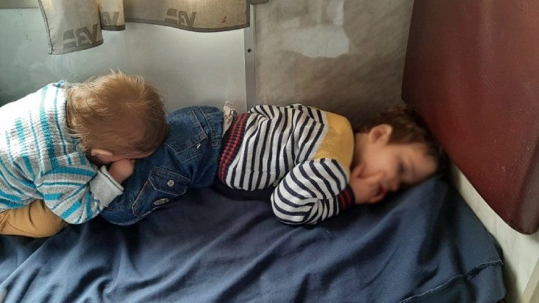 În tren, copiii au dormit unul peste altul