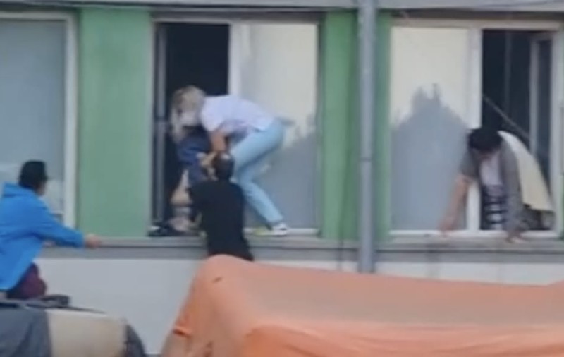 Scene dramatice: pacienți evacuați pe geam, în urma incendiului de la spitalul din Constanța