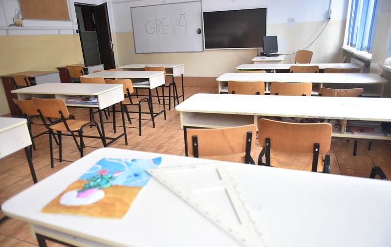 De ce tac profesorii din universități și nu vin în sprijinul colegilor lor din școli și licee? Cunoașteți motivele?