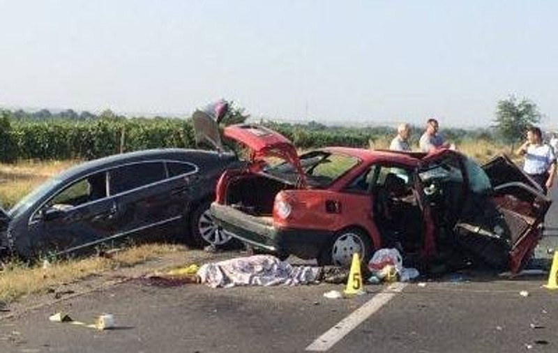 Doi morți în urma unui accident în care două mașini s-au ciocnit frontal