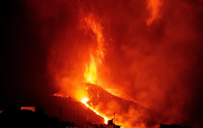 Aeroportul local a fost închis, iar numărul persoanelor evacuate a ajuns la 6.000, după ce erupția vulcanului din Canare s-a intensificat