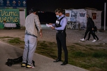 Un poliţist local verifică documentele unui turist