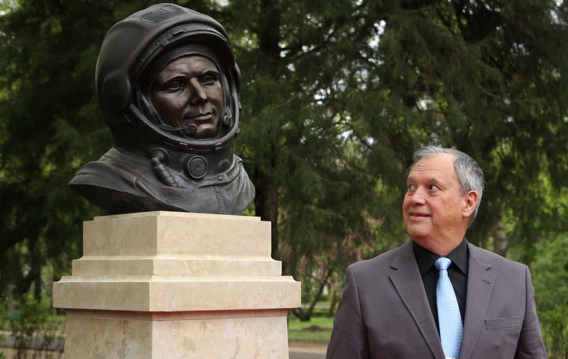 FOTO / Bust din bronz al cosmonautului Iuri Gagarin, inaugurat în Parcul Herăstrău. La eveniment a participat și Dumitru Prunariu
