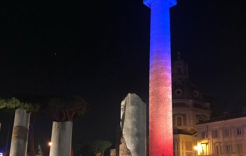 Columna lui Traian, iluminată în culorile drapelului României. Klaus Iohannis a fost prezent la eveniment / FOTO&VIDEO