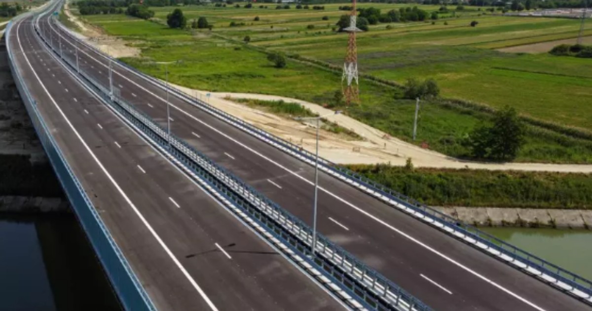Vedere de sus a unui tronson al autostrăzii A1 Sibiu-Pitești
