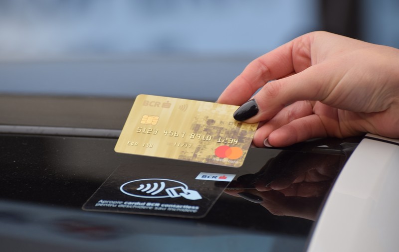 Donații cu cardul la biserică. Enoriașii fără cash au la dispoziție "cutia milei high-tech"