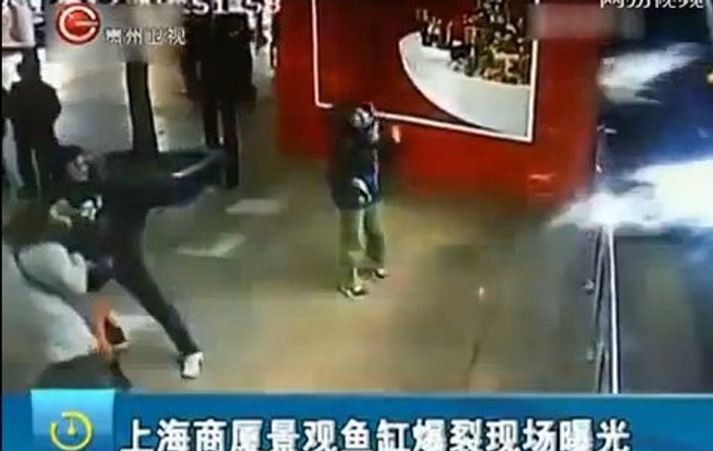 Panică într-un mall din Shanghai! Un acvariu cu rechini s-a spart peste clienţi - VIDEO