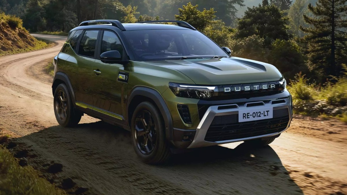 Un SUV Dacia Duster de culoare verde este surprins rulând pe un drum de pământ, într-un peisaj natural, sugerând capabilități off-road. Designul robust, cu garda la sol ridicată și elemente de protecție, evidențiază orientarea modelului spre aventură și utilizare pe teren accidentat.