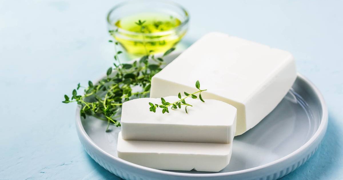 Brânză feta cu ierburi și ulei de măsline.