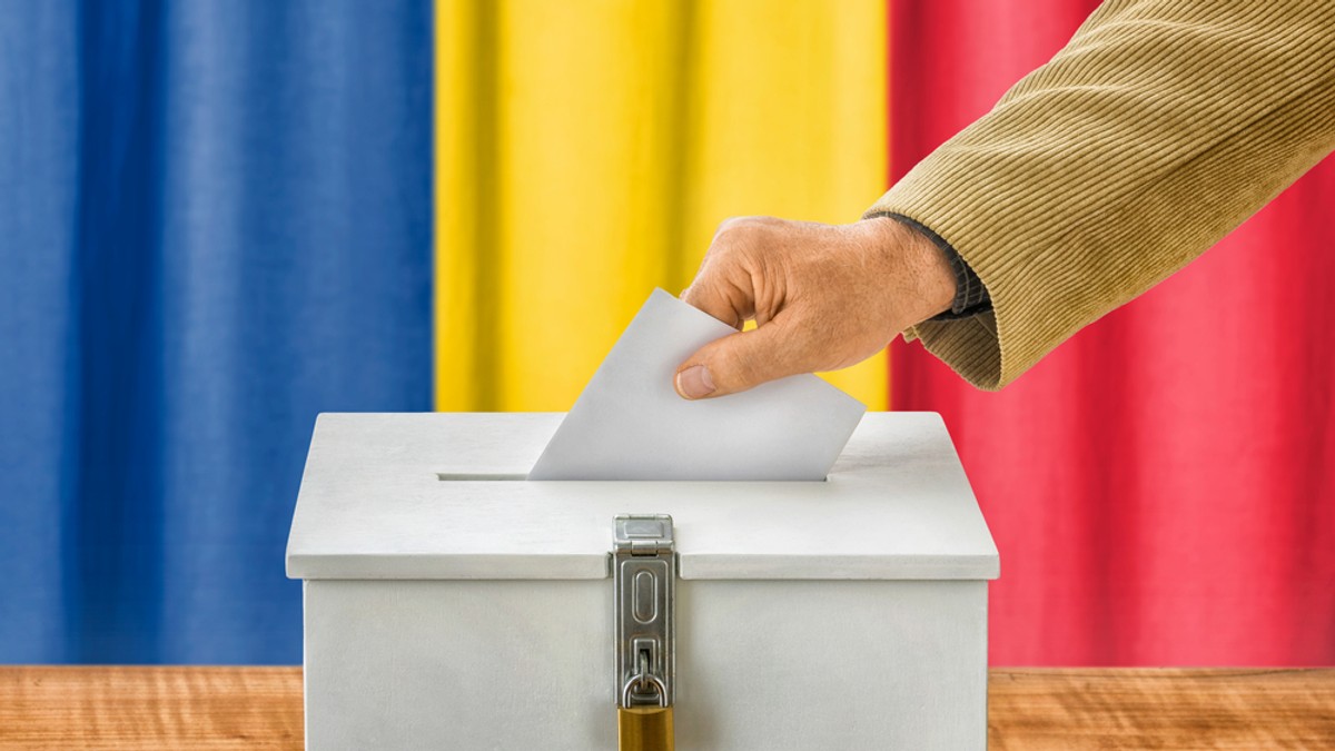 Ce spune legislația electorală despre urna mobilă - Imagine cu un bărbat care introduce un buletin de vot într-o urnă