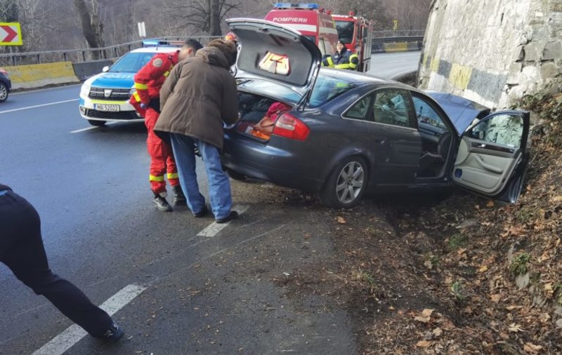 Accident cu trei victime lângă Comarnic, în urma impactului dintre două mașini. DN 1, blocat parțial pe sensul de urcare spre Brașov