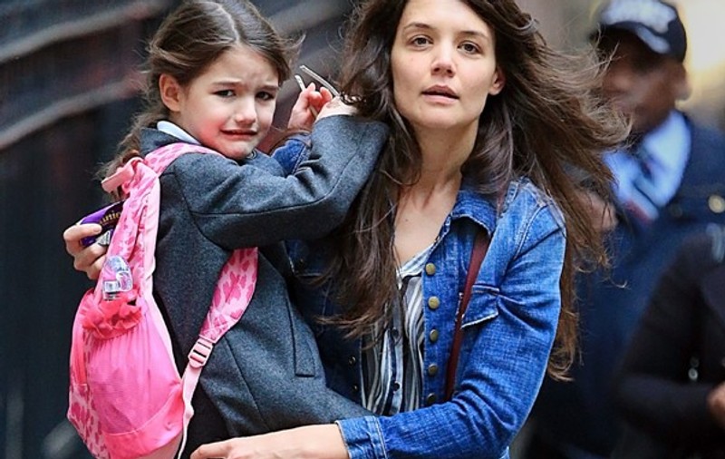 Katie Holmes a cumpărat cadouri de Crăciun de 30.000 de lire pentru Suri. Iată ce va primi CEA MAI RĂSFĂŢATĂ FETIŢĂ A PLANETEI!