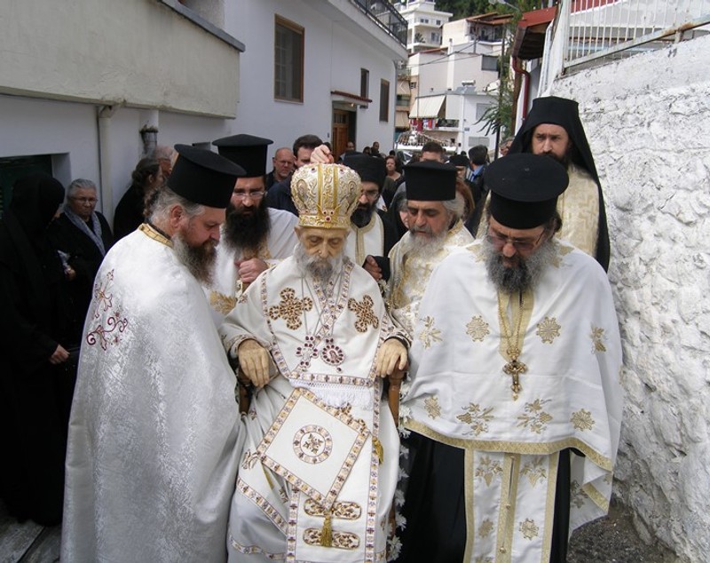 Un preot mort a fost urcat pe un tron și plimbat pe străzile Greciei / FOTO