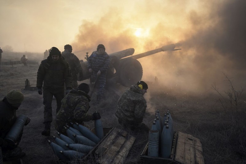 Militari ucraineni pe front în Donețk, în timpul unui schimb de focuri cu separatiștii proruși | Foto: EPA