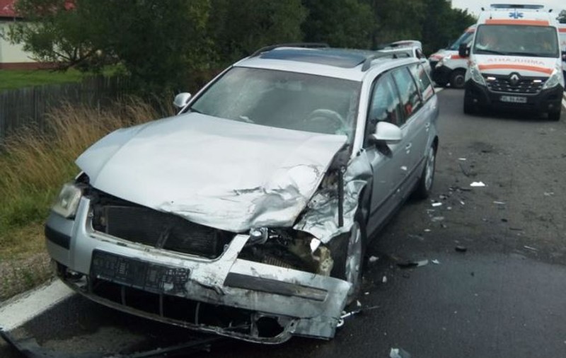 Cinci persoane, între care un copil de aproape 2 ani, au fost rănite într-un accident  pe DN 7 la Morărești. O femeie a rămas încarcerată