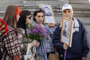 Tradiția dictează ca moldovenii să vină la marș cu chipul strămoșilor ce au trăit venirea rușilor în al Doilea Război Mondial