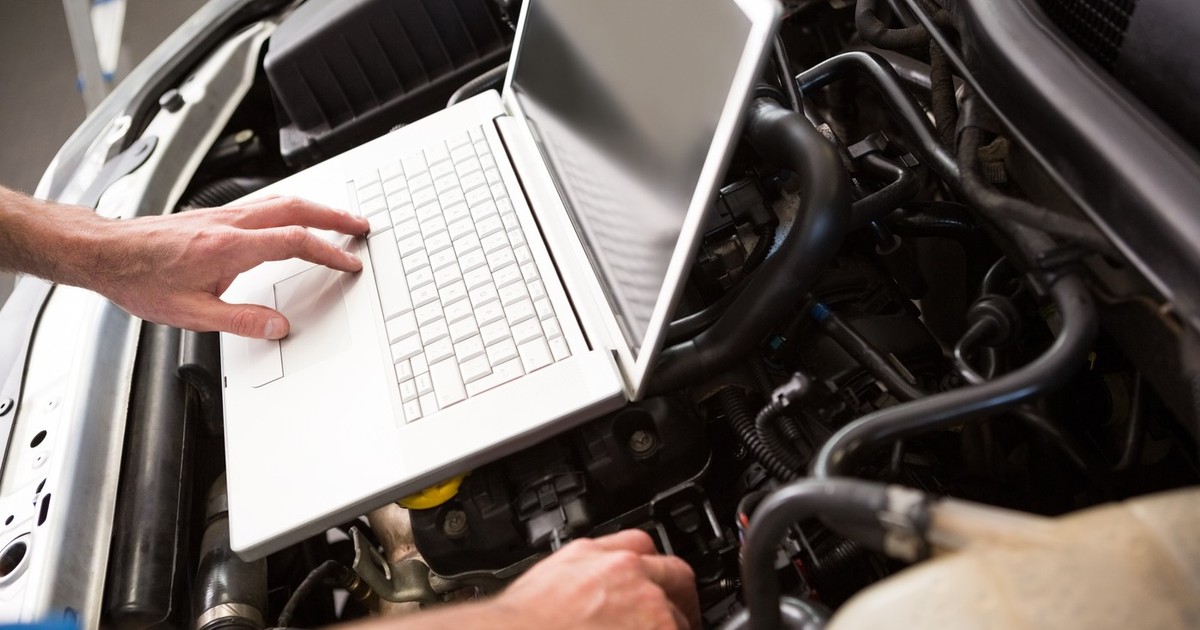 mecanic auto care face diagnosticul unei masini