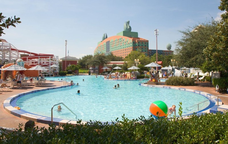 Un britanic a încercat să își ucidă nora într-o piscină a parcului tematic Disney din Florida. Nepoata sa de 9 ani a încercat să-l oprească
