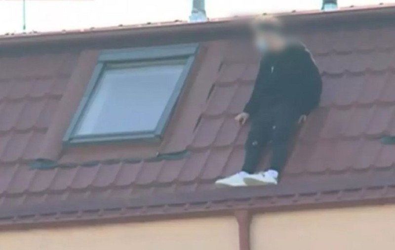 Un tânăr s-a aruncat de pe un bloc, în București, după 2 ore de discuții cu polițiștii veniți să-l convingă să nu sară