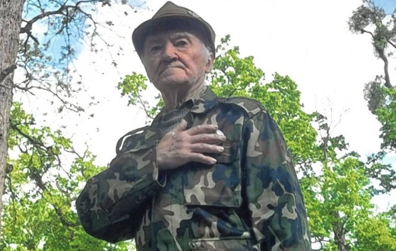 Iosif Derzsi, sibianul de 91 de ani care a cărat pământ cu Trabantul și transformat o grădină într-o școală