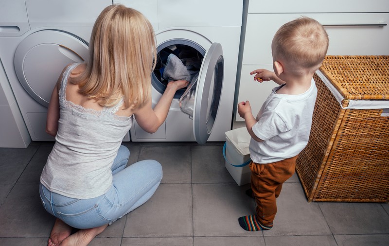 7 din 10 femei spun că sunt singurele responsabile cu treburile casnice, deși sunt și angajate cu normă întreagă