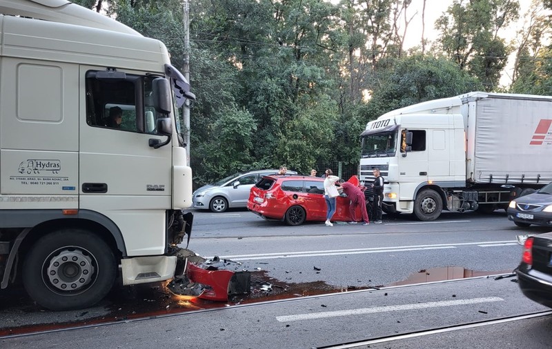 Un bărbat a murit după ce mașina lui a fost izbită din spate și proiectată într-un TIR, de unde a ricoșat în alt autocamion, la Timișoara
