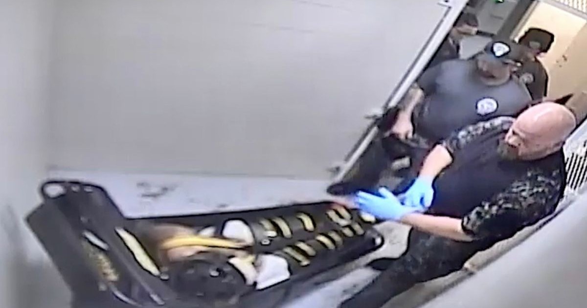 În această imagine din înregistrarea video de supraveghere furnizată de Centrul Corecțional Jefferson City, gardienii îl examinează pe Othel Moore Jr., la Centrul Corecțional Jefferson City din Jefferson City, Missouri, pe 8 decembrie 2023, care, potrivit autopsiei, a murit asfixiat în timpul imobilizării cu WRAP.