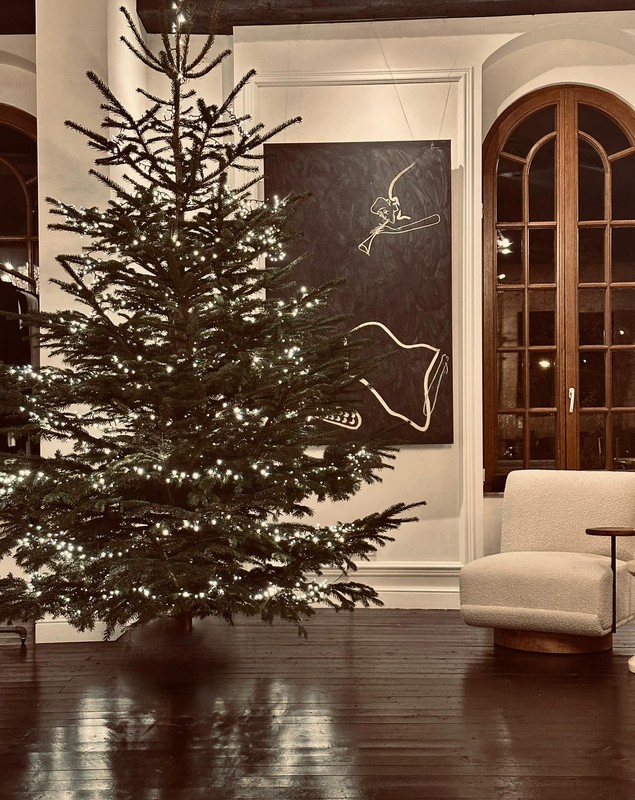 Cum arată bradul de Crăciun din atelierul Danei Budeanu. Înainte să-l împodobească, designerul s-a răsfățat cu o felie de pâine neagră cu unt