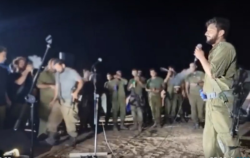 Opera din Gaza. Soldatul Stas Davidov, tenor la Tel Aviv, interpretează arii pentru camarazii săi israelieni: „Ne ridică moralul” | VIDEO