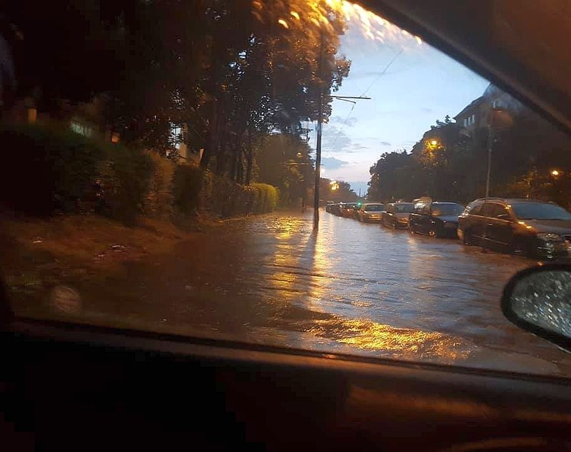 FOTO & VIDEO / Inundații în Timișoara, joi seara, după o ploaie torențială