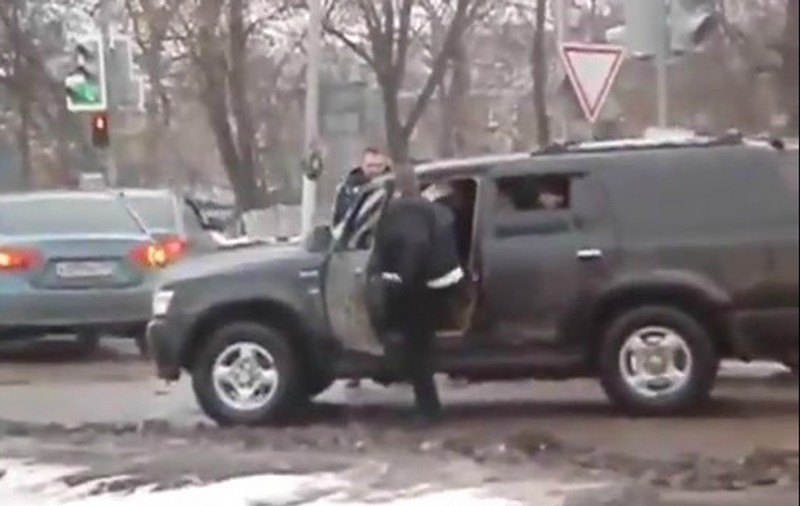 Ăştia nu-s normali! Iată cum se bat doi şoferi în trafic | VIDEO