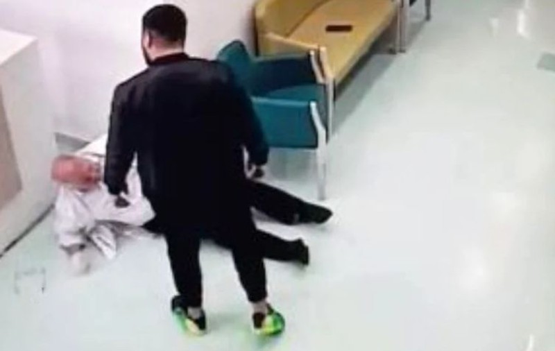 Anchetă în cazul medicului bătut într-o clinică din Galați. Agresorul s-a ales cu dosar penal | VIDEO