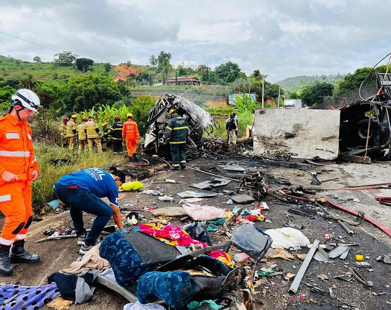 38 de oameni au murit într-un autocar peste care a căzut dintr-o basculantă un bloc de granit, pe o șosea din Brazilia