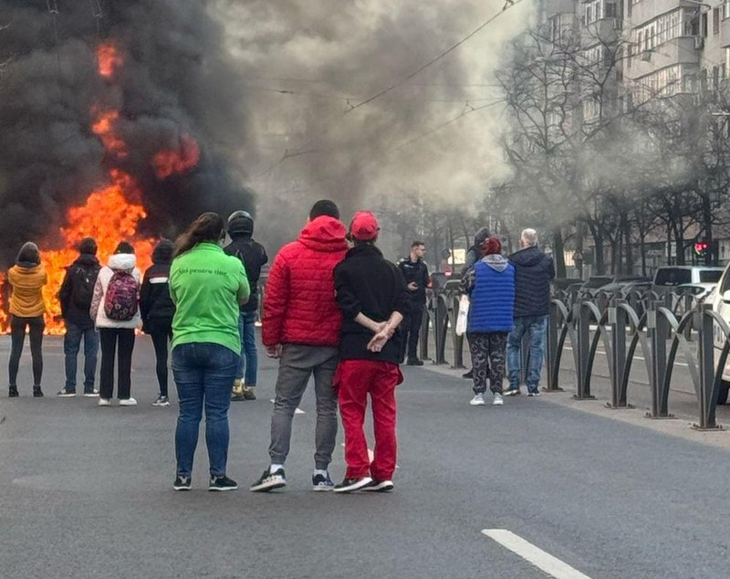 Incendiu violent pe Calea Moşilor din București. Șapte mașini au fost afectate de flăcări. Ce s-a întâmplat